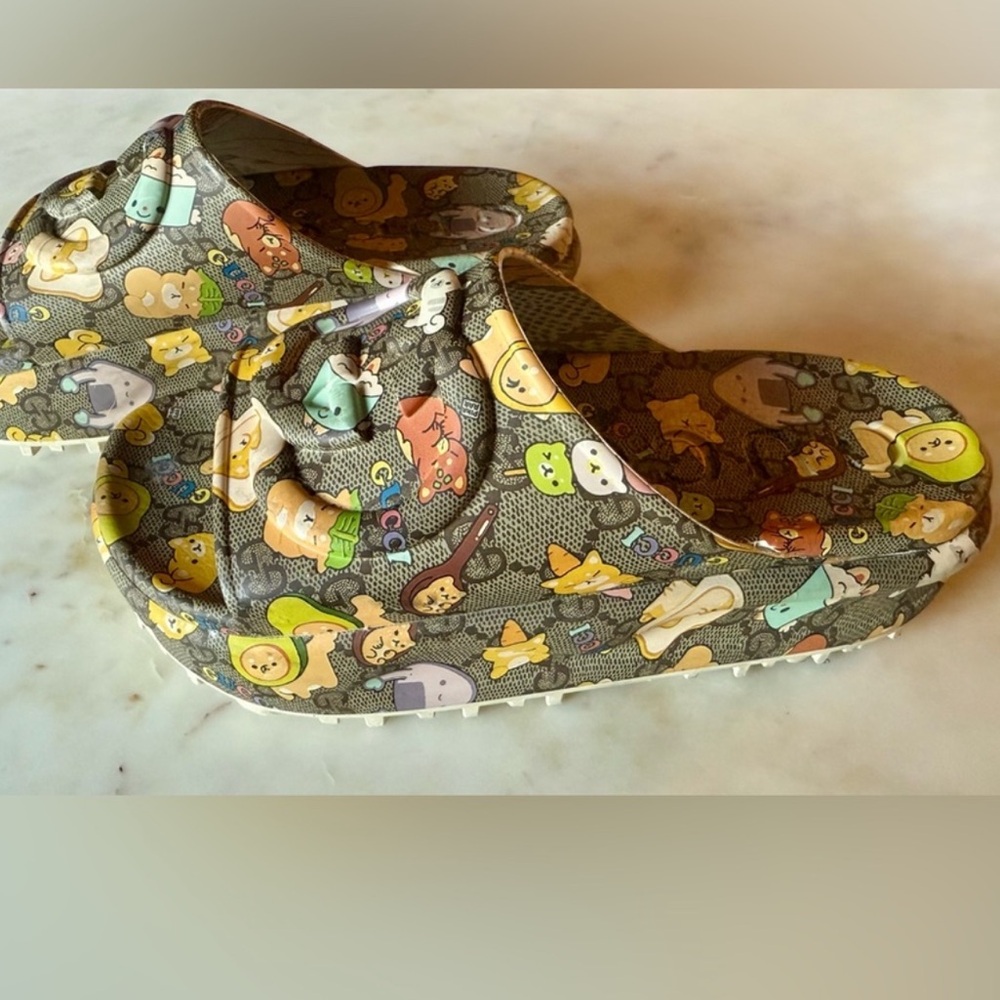 Gucci x Pikarar Kawaii GG Supreme Platform Slides in Beige Ebony Multi